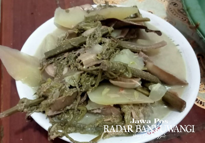 TELATEN: Kuah sayur leroban diproses dengan cara memasak santan kelapa cukup lama. (Dedy Jumhardiyanto/Radar Banyuwangi)