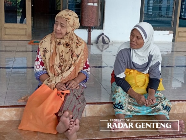 SEDIH: Korban curanmor Supriati (kiri) usai salat di Masjid Jami Baitul Karim Dusun Sumberkepuh, Desa Kedungwungu, Kecamatan Tegaldlimo, Selasa  (14/3).