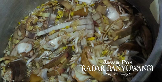 KECIL-KECIL: Ontong pisang biasanya dicacah terlebih dahulu sebelum direbus untuk dikonsumsi. (Dedy Jumhardiyanto/Radar Banyuwangi)