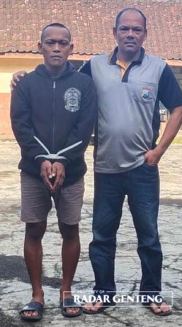 TERIKAT: Ahmad Saudi (kiri) yang diduga pelaku pembacokan dua petugas jaga hutan berhasil ditangkap polisi, Kamis (2/3). (Foto: Mujiono untuk JPRG)