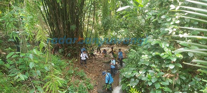 TANAMAN KERAS: Tim ekspedisi Susuka menanam bibit sukun dan petai di dekat mata air Pole, Desa Grogol, Kecamatan Giri. (Syaifuddin Mahmud/RadaBanyuwangi.id)