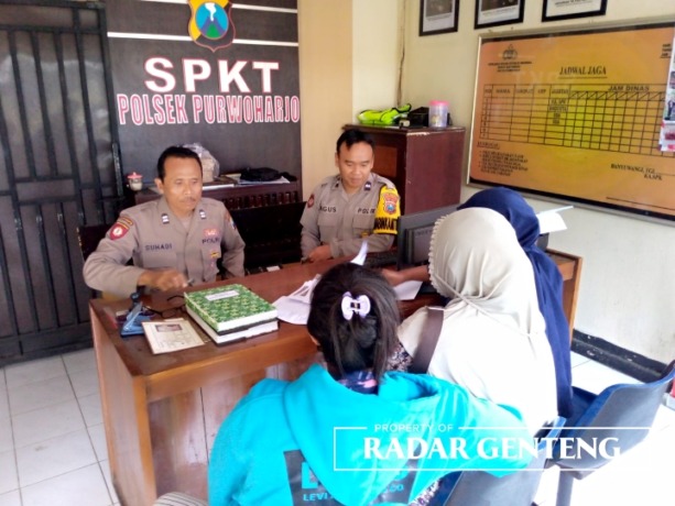 LAPOR: Sejumlah ibu yang menjadi peserta arisan indeks daring mendatangi Mapolsek Purwoharjo Senin siang (6/3). (Foto: Atik untuk JPRG)