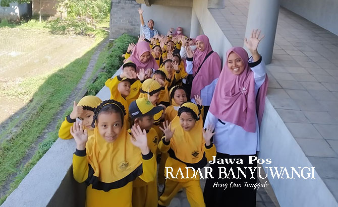 OUTING CLASS: Para siswa TK Al Irsyad mengunjungi Gedung Grha Pena Jawa Pos Radar Banyuwangi, Rabu (15/3). (Gareta Wardani/Radar Banyuwangi)
