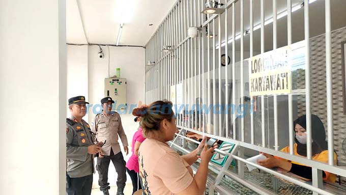 PATROLI: Kapolsek Banyuwangi AKP Kusmin bersama anggota memantau toko emas di Jalan Satsuit Tubun, kemarin (5/3). (Bagus Rio/RadarBanyuwangi.id)