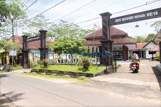 PINTU MASUK: Halaman kantor Desa Temuasri, Kecamatan Sempu. (Salis Ali/RadarBanyuwangi.id)