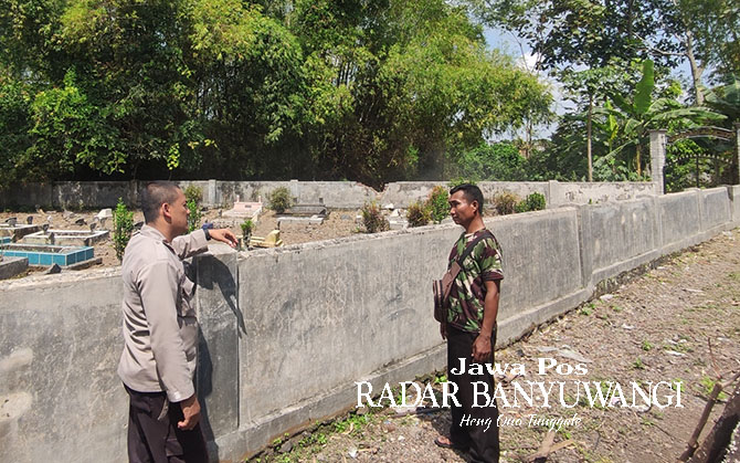 CEK: Anggota Polsek Genteng saat mengorek informasi di sekitar lokasi penemuan bayi pada Selasa (14/3) pekan lalu. (Salis Ali/Radar Genteng)