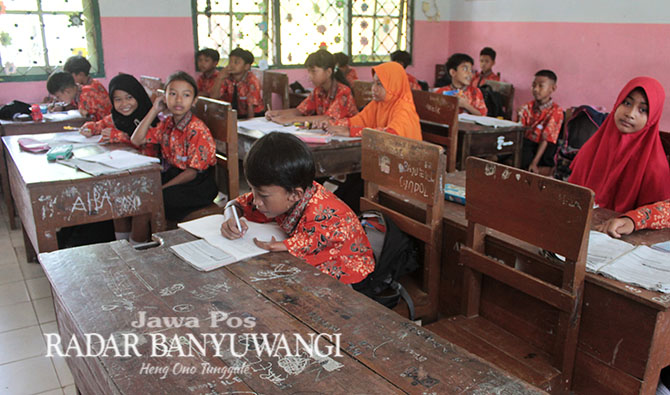 DIBIARKAN KOSONG: Di kursi kosong kelas IV SDN 4 Sumberagung inilah MR tiap hari mengikuti aktivitas pembelajaran. (Salis Ali/Radar Genteng)
