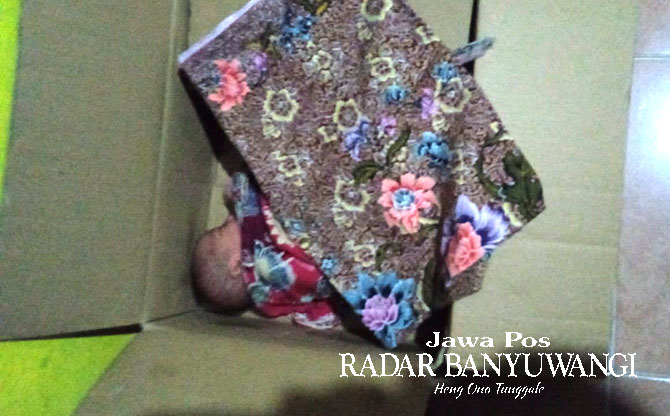 BERADA DI TERAS: Kali pertama ditemukan, bayi laki-laki ini terbungkus kardus. Tubuh bayi diselimuti  jarit dan terus menangis. (Polsek Genteng untuk RaBa)