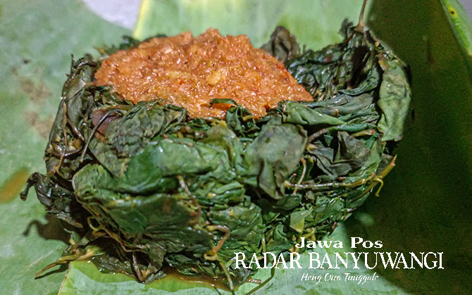 SEGAR DAN PEDAS: Kulupan sayur semanggi dipadukan dengan sambal serai. (Ramada Kusuma/Radar Banyuwangi)