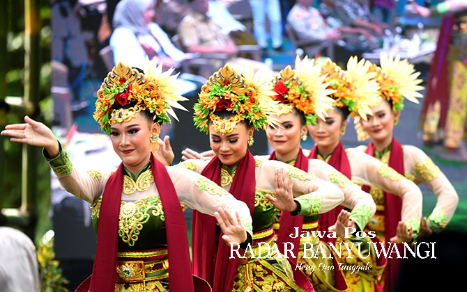 POPULER: Gerakan tari tradisional Banyuwangi kreasi baru yang lincah serta diiringi musik yang rancak sangat disukai penonton mancanegara. (Ramada Kusuma/Radar Banyuwangi)