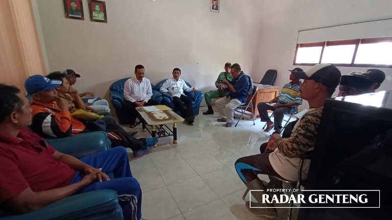 BUKTI PELUNASAN: Imam Hajadi menunjukkan SPPT bertanda lunas, Kemarin (16/3). (Foto: Lugas Rumpakaadi/JPRG)