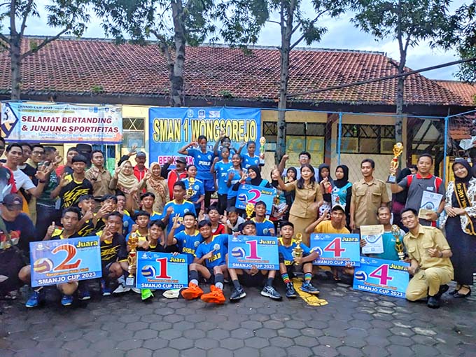 UNJUK PIALA: Rangkaian turnamen bola voli yang diselenggarkan oleh SMAN 1 Wongsorejo ditutup dengan foto bersama, Senin (27/2). (Ayu Lestari/RadarBanyuwangi.id)