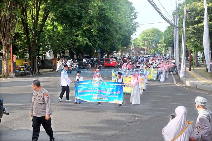 PUASAKU TOTALITAS: Ratusan siswa-siswi SDIT Al Uswah 2 mengikuti kegiatan Pawai Tarhib, Selasa (21/3). (Al Uswah Untuk  RadarBanyuwangi.id)