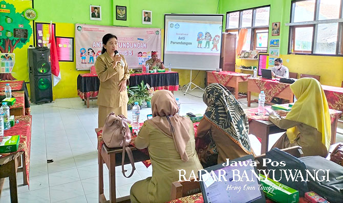 PENGIMBASAN: Kepala SDN Kebalenan Tatik Sugiwati memaparkan materi anti-perundungan kepada para guru dan kepala sekolah Gugus 5 Kecamatan Banyuwangi, Senin (20/3). (Ayu Lestari/Radar Banyuwangi)