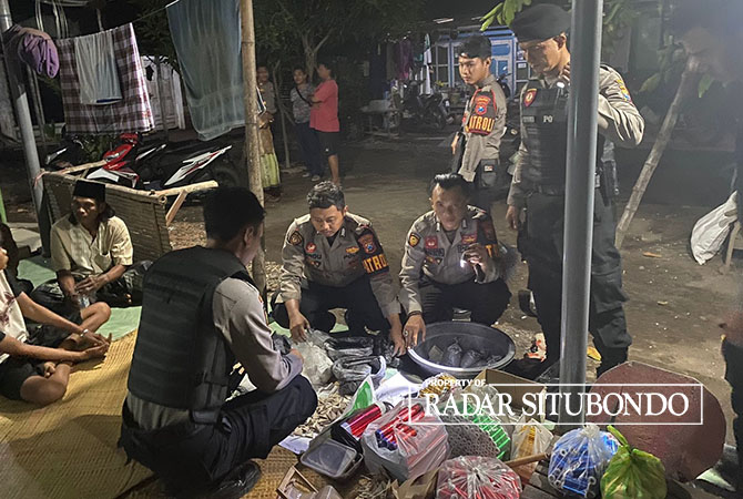 SIDAK: Anggota Sabhara Polres Situbondo mengamankan ratusan petasan di Desa Wringinanom, Kecamatan Asembagus, Selasa malam (11/4). (Humaidi/Radar Situbondo)