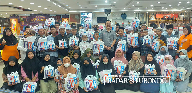 KDS PEDULI: Manager KDS Situbondo Andi Irawan (tengah) berfoto bersama anak yatim usai berbelanja gratis kebutuhan Lebaran. (KDS untuk Radar Situbondo)
