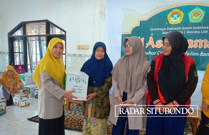 BERBAGI: Salah satu perwakilan Fornida LDII memberikan bantuan sembako pada sejumlah warga di Kelurahan Patokan, Kecamatan Kota, Selasa (18/4). (LDII Situbondo untuk Radar Situbondo)