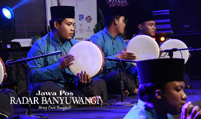 BANJARI: Grup Hadrah Al Banjari Syifaul Qolbi tampil dalam sebuah festival hadrah di Banyuwangi. (Dedy Jumhardiyanto/Radar Banyuwangi)