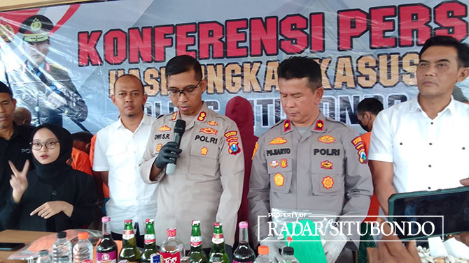 TANGKAPAN 4 BULAN: Polisi melakukan rilis berbagai tindak kriminal di halaman Mapolres Situbondo, Kamis (13/4). (Humaidi/Radar Situbondo)