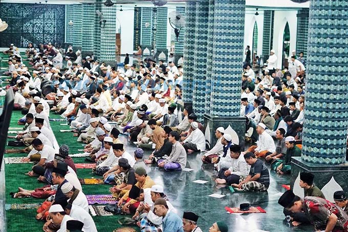PENUH SESAK: Jemaah memadati ruangan Masjid Agung Baiturrahman Banyuwangi untuk menjalankan iktikaf pada malam Lailatul Qadar, Selasa dini hari (11/4). (MAB untuk RadarBanyuwangi.id)
