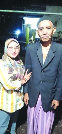 PERGI UNTUK SELAMANNYA: Pelawak Ganjur saat berfoto bersama dengan istri Kepala Desa Kebaman Alif Burhanudin beberapa waktu lalu. Ganjur meninggal dunia pukul 05.00 Selasa pagi (11/4) di kediamannya Dusun Sukomukti, Desa Kebaman. (Deddy Jumhardiyanto/Rada
