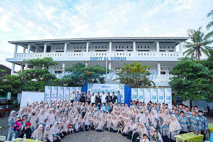 KOMITMEN BERSAMA: Keluarga besar Yayasan Al Uswah bersama Kadispendik Suratno berfoto bersama saat acara malam apresiasi di SMPIT Al Uswah, Kebalenan, Selasa (14/4) (Ramada Kusuma/RadarBanyuwangi.id)