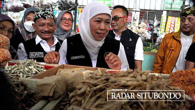 BERBINCANG-BINCANG: Gubernur Jawa Timur Khofifah Indar Parawansa didampingi Bupati Karna Suswandi membeli sembako di salah satu lapak pedagang di pasar tradisional di Desa Kilensari, Kecamatan Panarukan, Sabtu (8/4) lalu. (Iwan Feriyanto/Radar Banyuwangi)