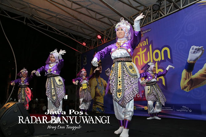 CIRI KHAS: Penari hadrah kuntulan tampil mengenakan kostum lengkap dengan kaus kaki dan sarung tangan. (Ramada Kusuma/Radar Banyuwangi)