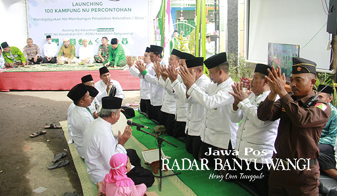 EKSIS: Grup hadrah Ishari Penataban saat tampil di acara Nahdlatul Ulama di Kelurahan Penataban, Kecamatan Giri. (Dedy Jumhardiyanto/Radar Banyuwangi)