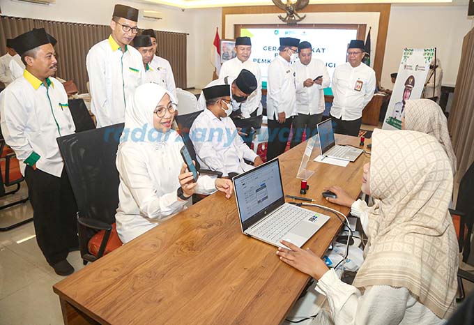 BERI CONTOH: Bupati Ipuk membayar zakat melalui Baznas di kantor Pemkab Banyuwangi kemarin (3/4). (Ramada Kusuma/RadarBanyuwangi.id)