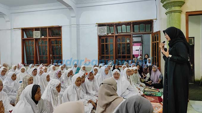 BERI MOTIVASI: Bupati Ipuk menyapa santriwati usai menjalani salat Tarawih berjemaah di kompleks Ponpes Darussalam Blokagung, Minggu (2/4). (Dini Untuk RadarBanyuwangi.id)