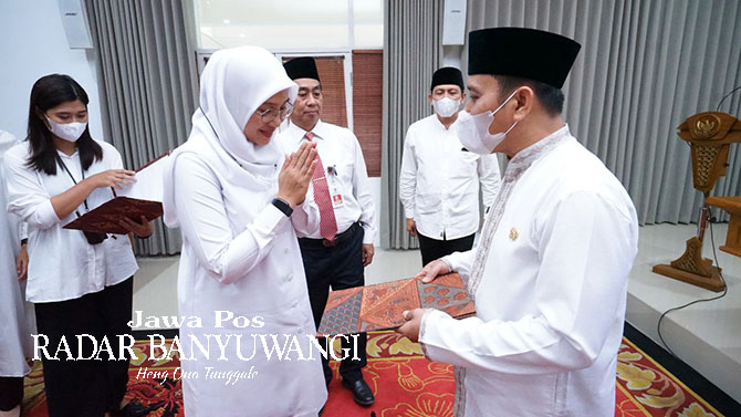 TERUS DIEVALUASI: Bupati Ipuk menyerahkan SK penugasan secara simbolis kepada perwakilan kepala SD dan SMP di kantor Pemkab Banyuwangi, Kamis 6/4). (Dini untuk Radar Banyuwangi)