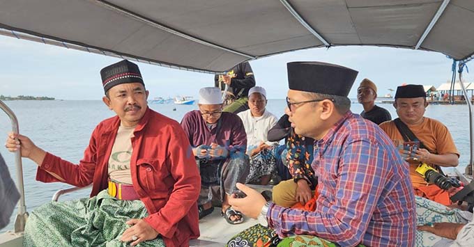 NGABUBURIT : Pengasuh Pondok Pesantren Walisongo Situbondo KHR. Kholil As’ad naik perahu keliling Bunder. Usai berbuka dan salat tarawih, kiai karismatik tersebut memimpin selawat bersama ribuan santri. (Ikhwan Arief Untuk RadarBanyuwangi.id)