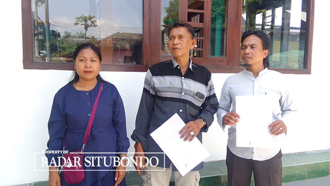 GAUNGKAN KEADILAN: Junaidah, istri (alm) Sulianto bersama dua saudaranya menunjukkan surat kesiapan untuk menyampaikan kebenaran di salah satu kafe di Situbondo, Selasa (18/4). (Humaidi/Radar Situbondo)