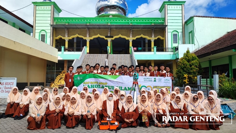 KOMPAK: Para siswa MAN 2 Banyuwangi di depan masjid sekolah usai mengikuti pelatihan ilmu falak, Selasa (11/4). (Foto: Salis Ali/JPRG)