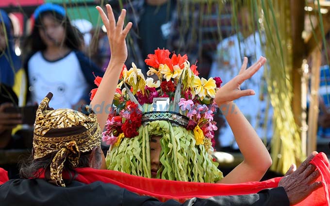 MATA TERPEJAM: Dwi Putri Ramadani menari mengikuti irama gamelan di Desa Olehsari, Kecamatan Glagah, Banyuwangi. (Ramada Kusuma/RadarBanyuwangi.id)