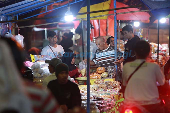 GELIAT EKONOMI: Transaksi jual beli mewarnai Pasar Ramadan di kawasan RTH Taman Blambangan. (Dini Untuk RadarBanyuwangi.id)