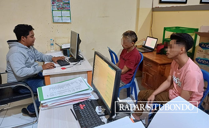 DIPERIKSA: Amir Sugiarto, 40, warga Desa Kalianget, Kecamatan Banyuglugur (tengah), menjalani pemeriksaan di ruang Satreskoba Polres Situbondo, Rabu malam (5/4). (Humaidi/Radar Situbondo)