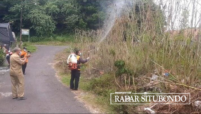 RESPONS KELUHAN WARGA: Anggota BPBD Situbondo melakukan penyemprotan di perumahan Kelurahan Mimbaan, Kecamatan Panji, Selasa (4/4). (Humaidi/Radar Situbondo)