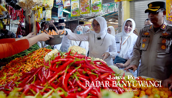 BELANJA DI TANGGAL CANTIK: Bupati Ipuk Fiestiandani didampingi Kabag Perekonomian Heni Sugiharti dan Wakapolresta AKBP Dewa Putu Darmawan mengecek harga kebutuhan pokok di Pasar Rogojampi, Selasa (4/4). (Ramada Kusuma/Radar Banyuwangi)