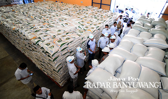 SIAPKAN BERAS KUALITAS MEDIUM: Stok beras untuk kebetuhan lebaran dijamin aman dan terkendali. Apalagi, di Banyuwangi saat ini sedang berlangsung panen raya padi. (Ramada Kusuma/Radar Banyuwangi)