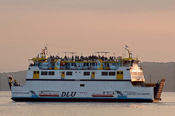 MERAPAT KE DERMAGA: Kapal Dharma Lautan Utama (DLU) mengangkut penumpang dari arah Pelabuhan Gilimanuk menuju Ketapang kemarin (16/4). (Ramada Kusuma/RadarBanywuangi.id)