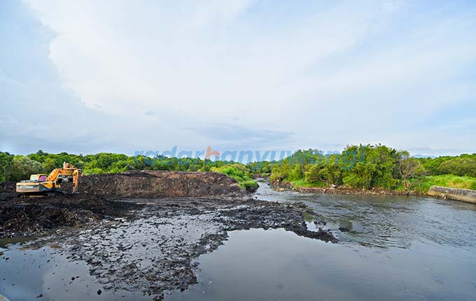 NORMALISASI MUARA: Endapan lumpur di muara Kalilo di Lingkungan Kampung Ujung, Kelurahan Kepatihan nyaris terangkut seluruhnya. Ketika debit sungai naik, air tak lagi meluap ke permukiman warga. (Ramada Kusuma/RadarBanyuwangi.id)