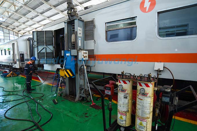 DEMI KENYAMANAN PENUMPANG: Seorang pekerja melakukan perawatan berkala kereta api dan lokomotif di Stasiun Ketapang, Kamis (6/4). Perawatan meliputi mesin, kelistrikan, rangka, hingga roda dan spiral pada bagian bawah. (Ramada Kusuma/Radar Banyuwangi)