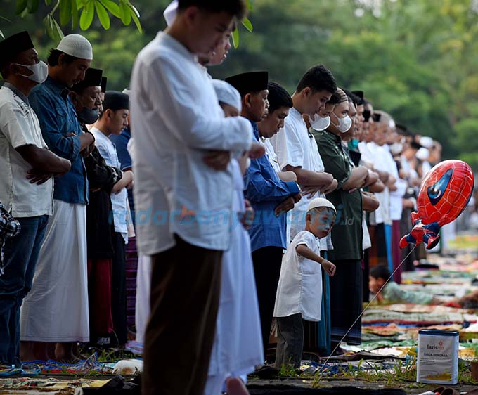 KHUSYUK:  Sekitar seribu warga melaksanakan salat Idul Fitri di Taman Blambangan Jumat (21/4). (Ramada Kusuma/RadarBanyuwangi.id)