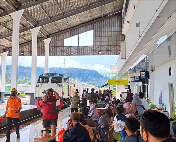 MASIH MEMBELUDAK: Penumpang bersiap menaiki KA Probowangi dari Stasiun Ketapang kemarin (28/4). (Ramada Kusuma/RadarBanyuwangi.id)