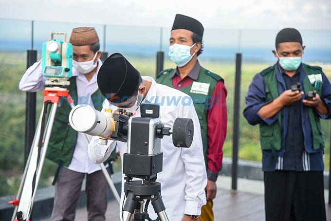 PAKAI TELESKOP: Tim Badan Hisab dan Rukyat dari PCNU Banyuwangi dan Kemenag melakukan rukyatul hilal di Hotel Kokoon beberapa waktu lalu. (RadarBanyuwangi.id)