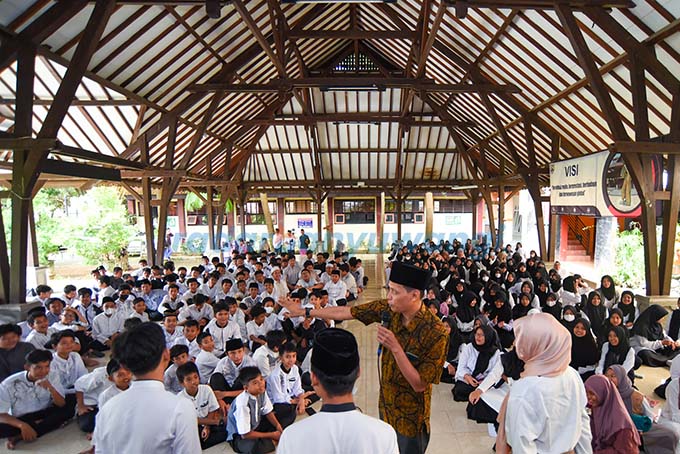 INTERAKTIF: GM JP-RaBa Bayu Saksono saat menyampaikan materi bijak bermedsos di SMPN 1 Banyuwangi kemarin (11/4). (Ramada Kusuma/RadarBanyuwangi.id)