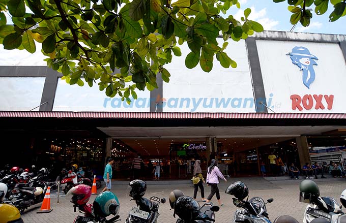 AMAN: Halaman depan Roxy Mal Banyuwangi digunakan untuk parkir motor. Sedangkan area parkir mobil lebih nyaman dan teduh di basement gedung. (Ramada Kusuma/RadarBanyuwangi.id)