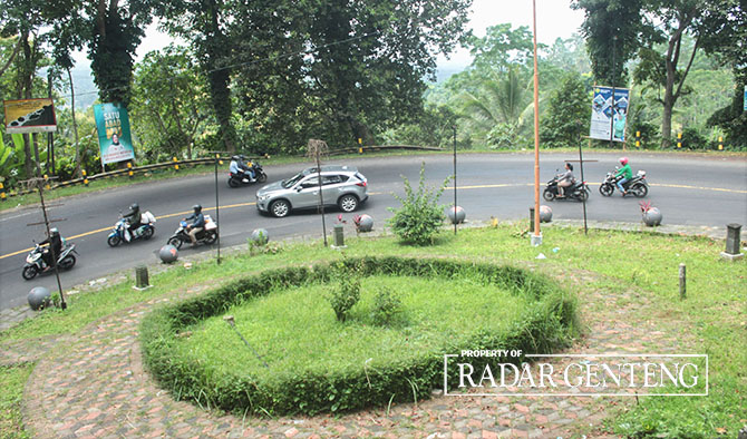 JELANG LEBARAN: Iring-iringan kendaraan di jalur Gunung Gumitir Dusun Barurejo, Desa Kalibaru Manis, Kecamatan Kalibaru mulai ramai, Selasa (18/4). (Salis Ali/Radar Genteng)